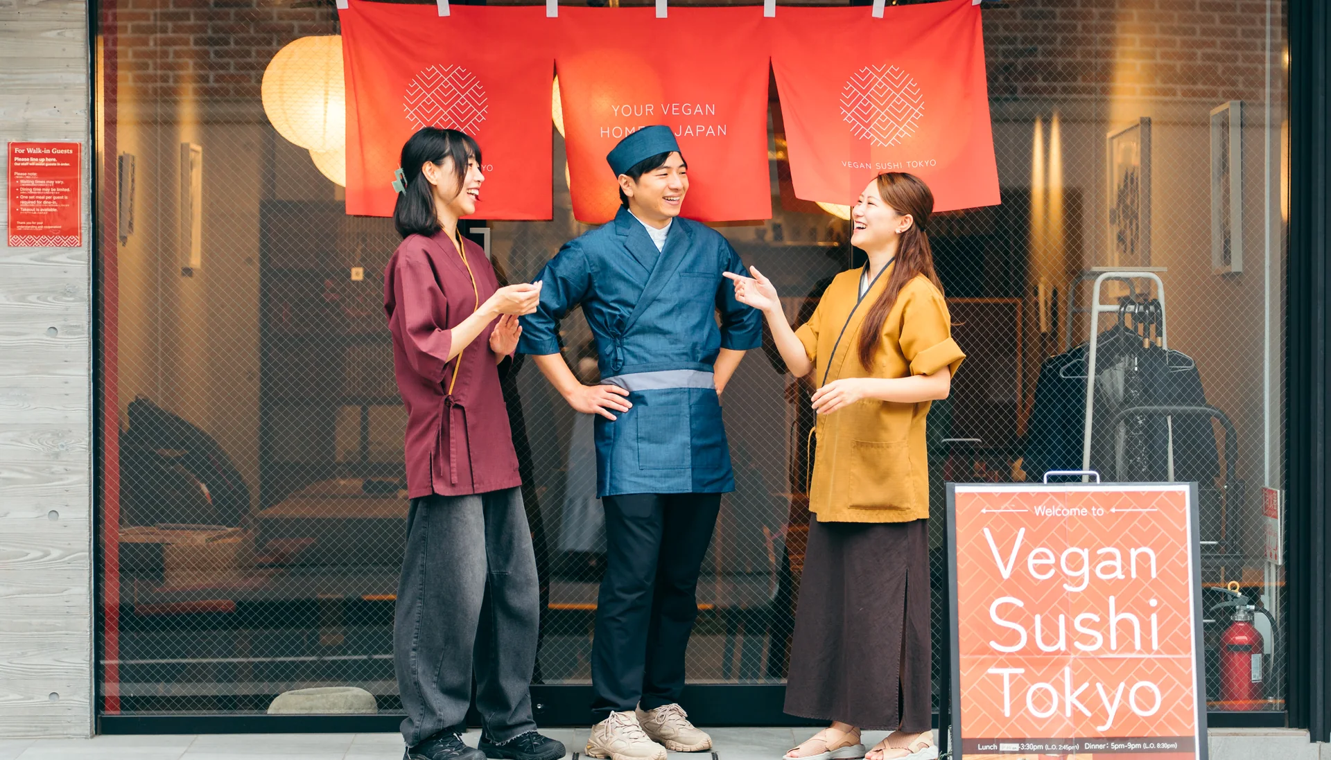 Vegan Sushi Tokyo 渋谷店の店頭に立つメンバー3名