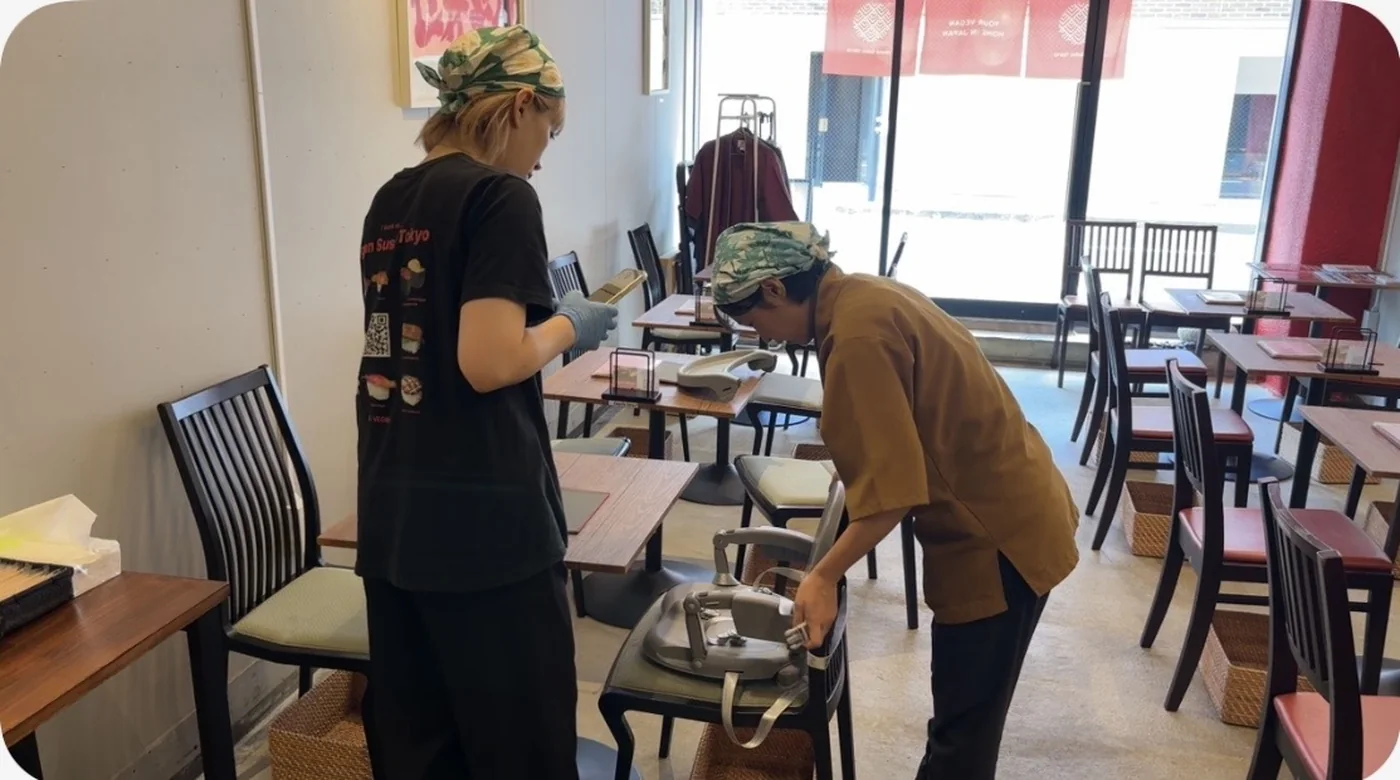 店長(新人スタッフに説明している)