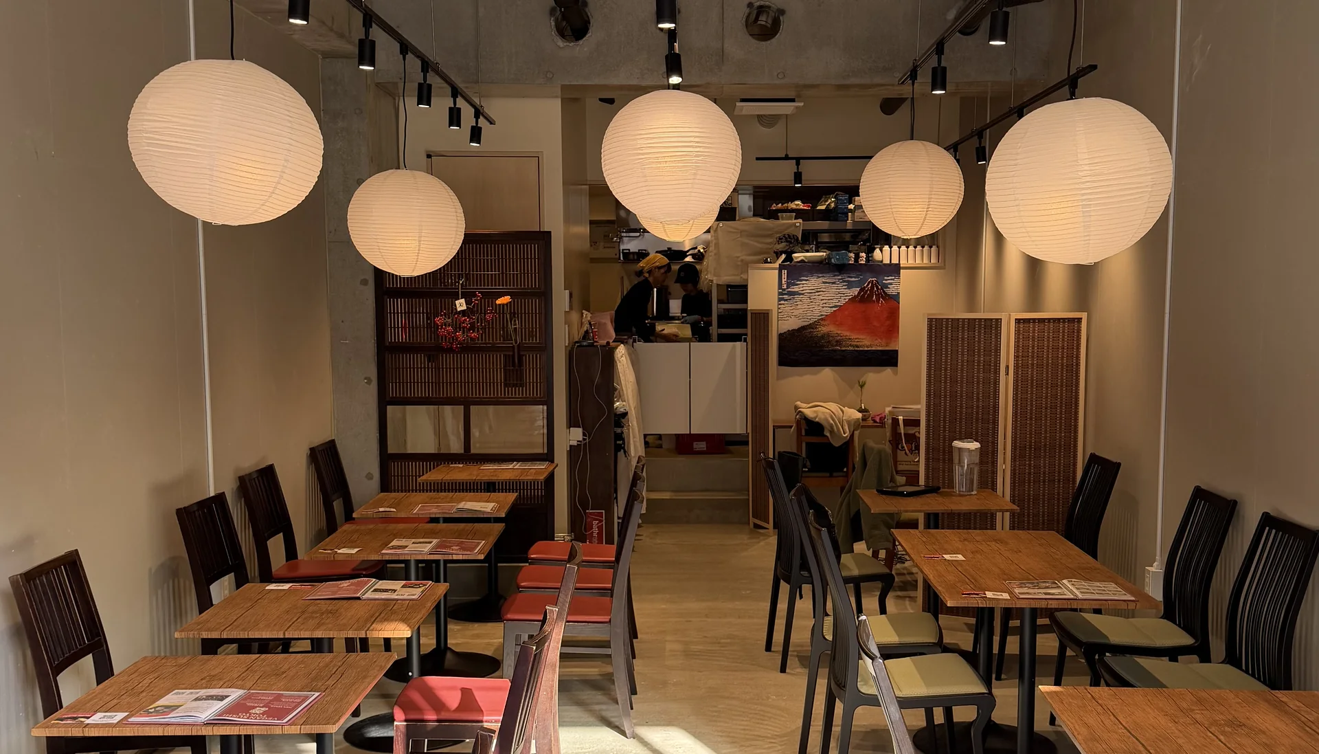 渋谷店の店内(提灯と客席)